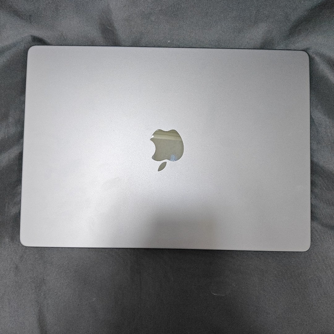 LAPTOP APPLE MACBOOK PRO 14" A2992 (CPU 11/GPU 14) (2023) 512 GB SSD 18 GB RAM (SEMINUEVO)