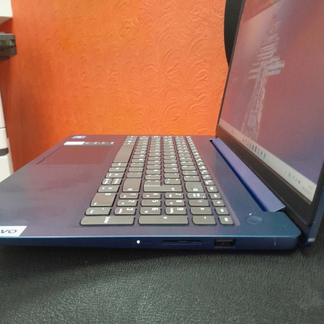 LAPTOP LENOVO IDEAPAD SLIM 3 15IAN8 (2025) 256 GB SSD 8 GB RAM (SEMINUEVO)