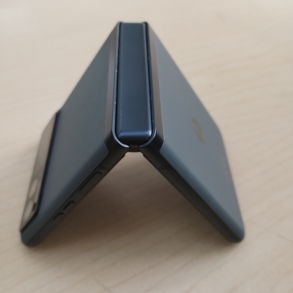 CELULAR MOTOROLA RAZR XT2323-2 (2023) 128 GB 8 GB RAM (SEMINUEVO)