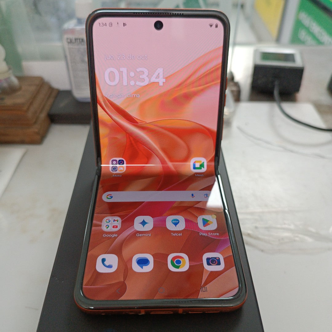 CELULAR MOTOROLA RAZR 50 5G XT2453-1 512 GB 12 GB RAM (SEMINUEVO)