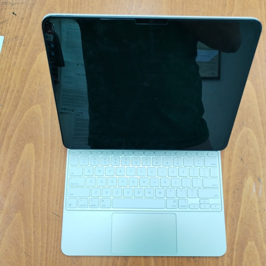 TABLETA APPLE IPAD PRO 13" A2926 (2024) 256 GB 8 GB RAM (SEMINUEVO)