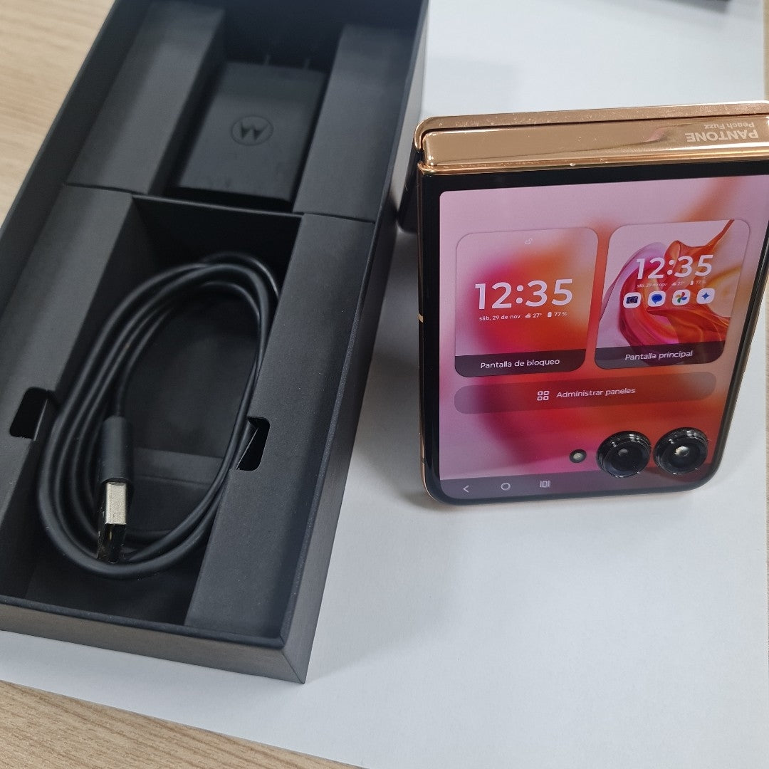 CELULAR MOTOROLA RAZR 50 ULTRA XT2451-3 (2024) 512 GB 12 GB RAM (SEMINUEVO)