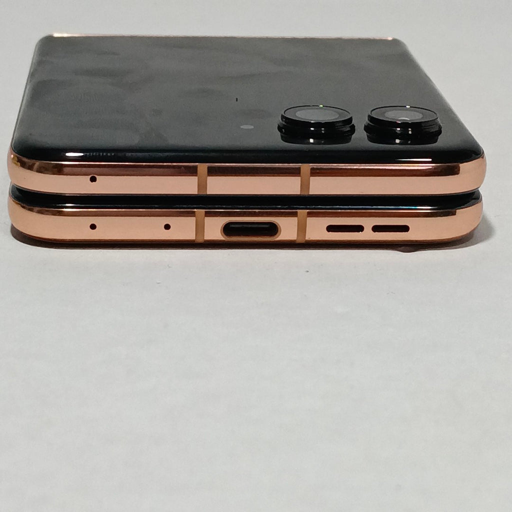 CELULAR MOTOROLA RAZR 50 ULTRA XT2451-3 (2024) 512 GB 12 GB RAM (SEMINUEVO)