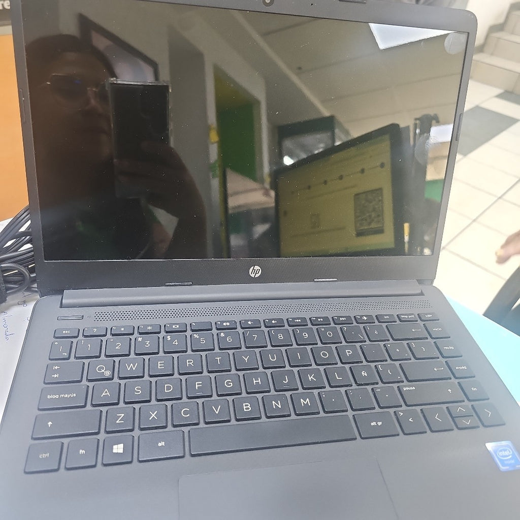 LAPTOP HP 14-CF2542LA (2022) 256 GB SSD 8 GB RAM (SEMINUEVO)