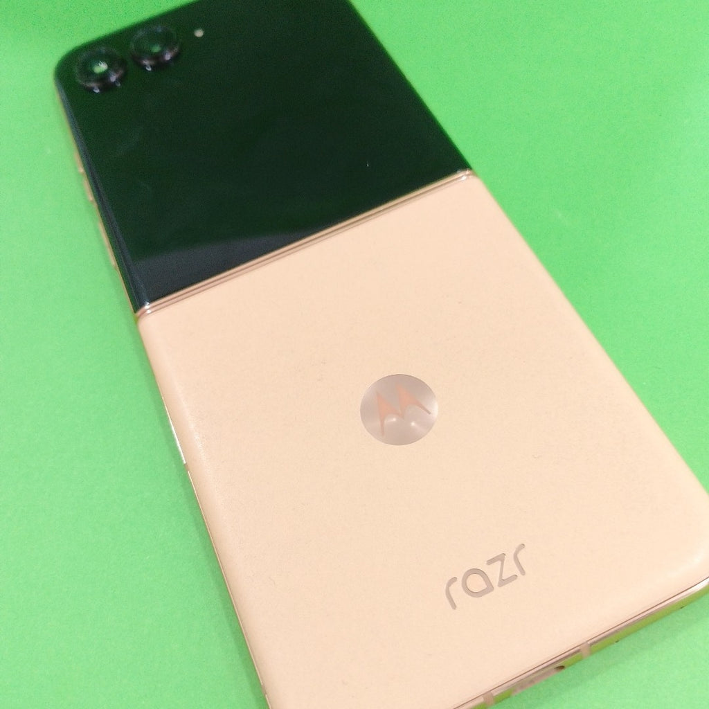 CELULAR MOTOROLA RAZR 50 ULTRA XT2451-3 (2024) 512 GB 12 GB RAM (SEMINUEVO)