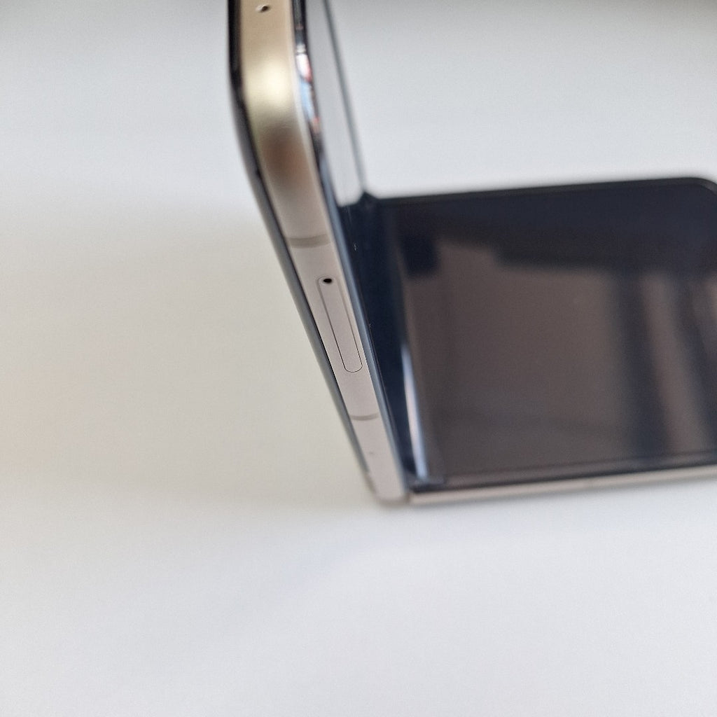 CELULAR MOTOROLA RAZR 50 5G XT2453-1 512 GB 12 GB RAM (SEMINUEVO)