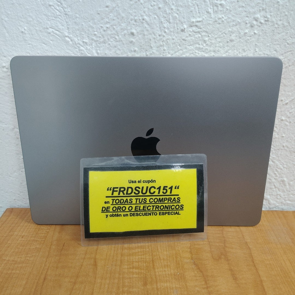 LAPTOP APPLE MACBOOK AIR 13" 2022 3.49 A2681 (8 CPU/8 GPU) 256 GB SSD 8 GB RAM (SEMINUEVO)