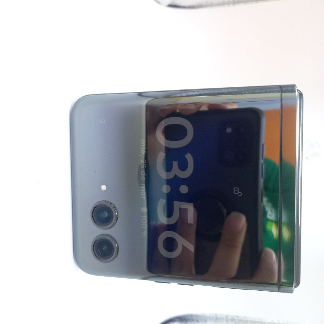 CELULAR MOTOROLA RAZR 40 ULTRA XT2321-1 (2023) 512 GB 12 GB RAM (SEMINUEVO)