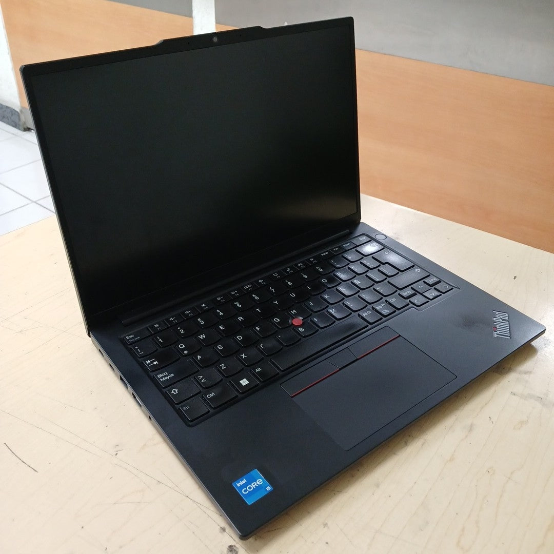LAPTOP LENOVO THINKPAD E14 GEN 5 (2024) 512 GB SSD 16 GB RAM (SEMINUEVO)