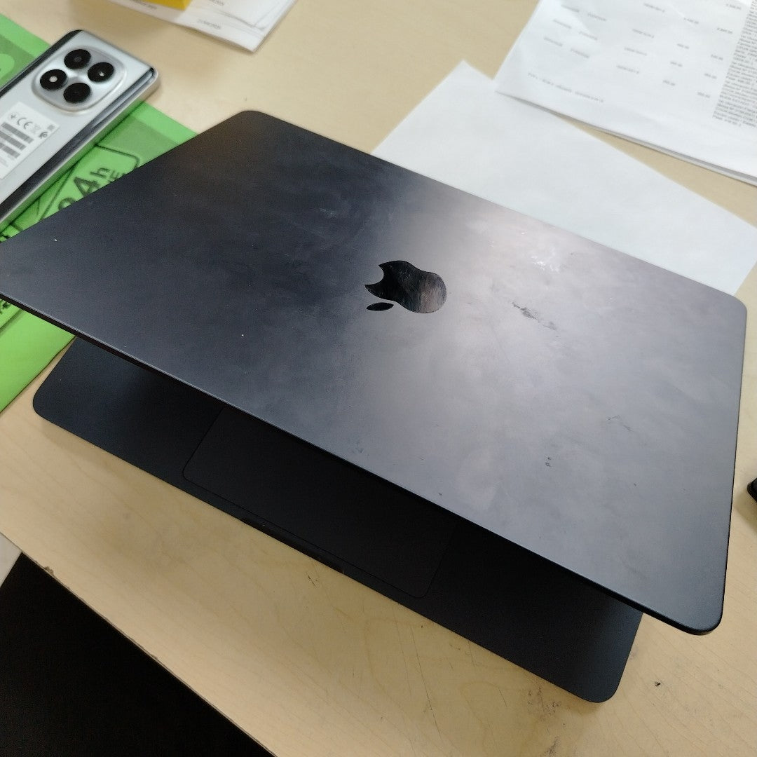 LAPTOP APPLE MACBOOK AIR 13" 2022 3.49 A2681 (8 CPU/8 GPU) 256 GB SSD 16 GB RAM (SEMINUEVO)