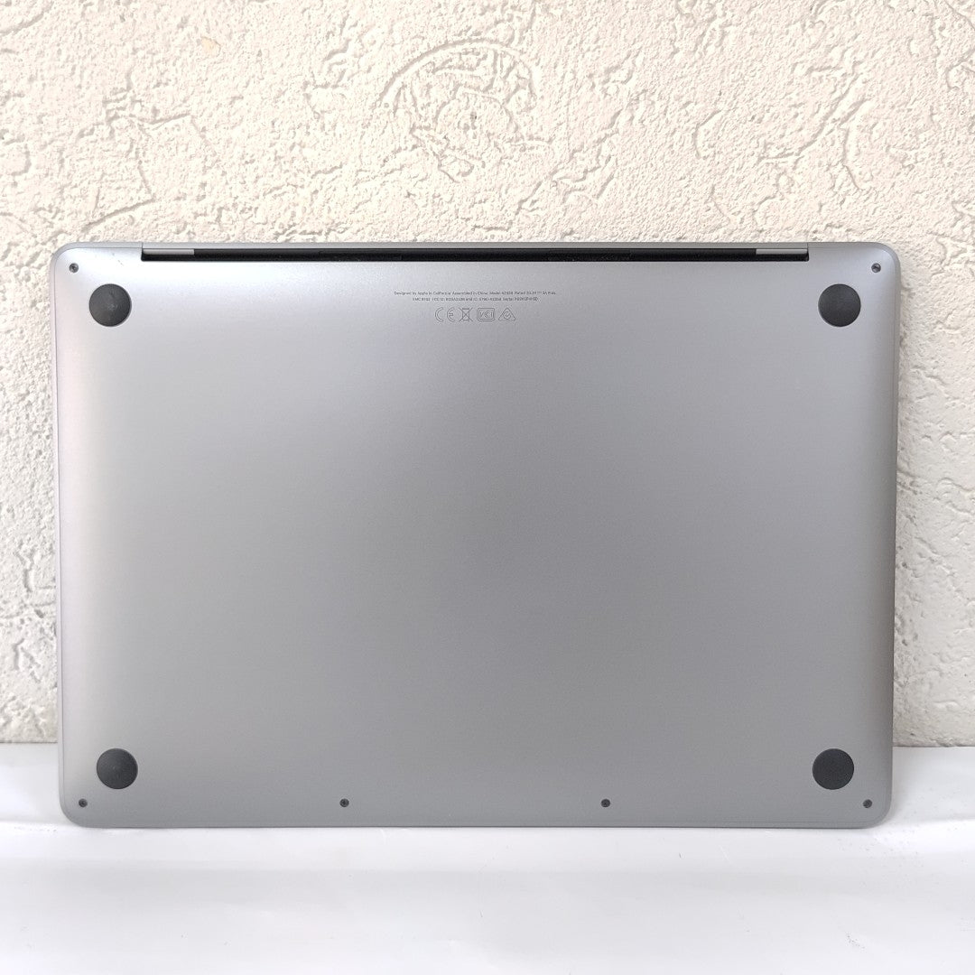 LAPTOP APPLE MACBOOK PRO 13" 2022 3.49 A2338 256 GB SSD 8 GB RAM (SEMINUEVO)