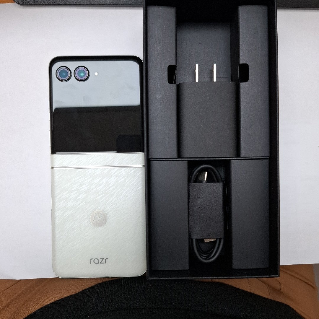 CELULAR MOTOROLA RAZR 60 XT2553-1 (2025) 512 GB 12 GB RAM (SEMINUEVO)