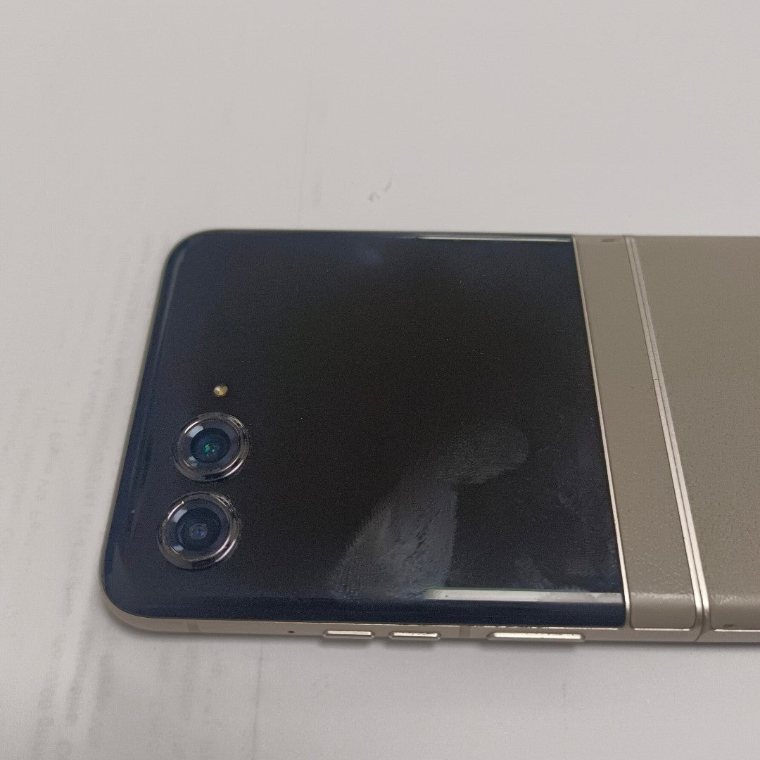 CELULAR MOTOROLA RAZR 50 5G XT2453-1 512 GB 12 GB RAM (SEMINUEVO)