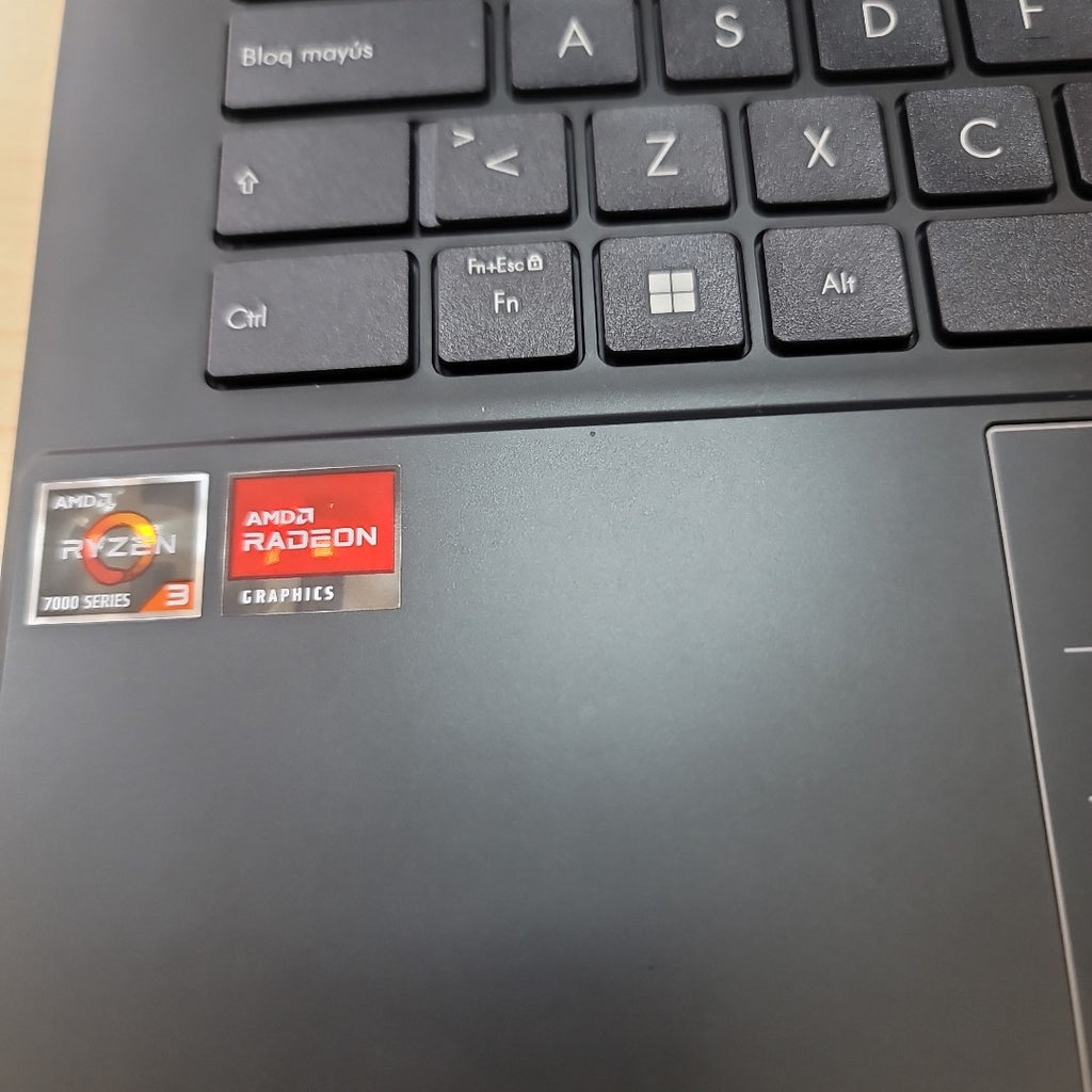 LAPTOP ASUS VIVOBOOK GO 14 E1404FA-NK341W (2025) 512 GB SSD 8 GB RAM (SEMINUEVO)