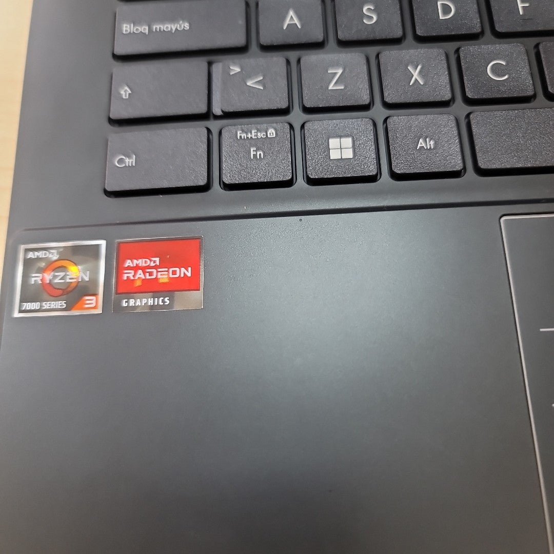 LAPTOP ASUS VIVOBOOK GO 14 E1404FA-NK341W (2025) 512 GB SSD 8 GB RAM (SEMINUEVO)