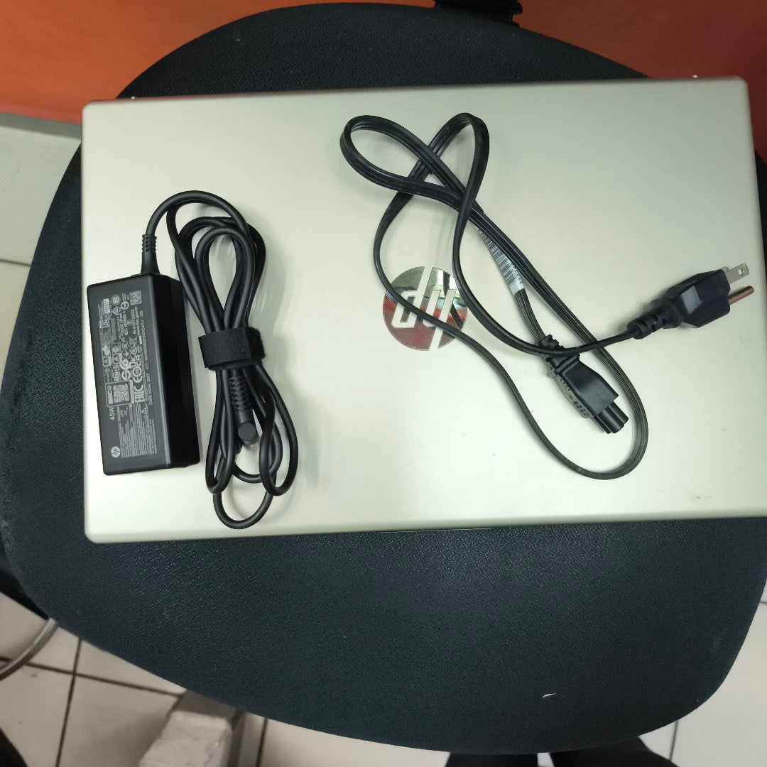 LAPTOP HP 15-FC0003LA (2023) 256 GB SSD 8 GB RAM (SEMINUEVO)