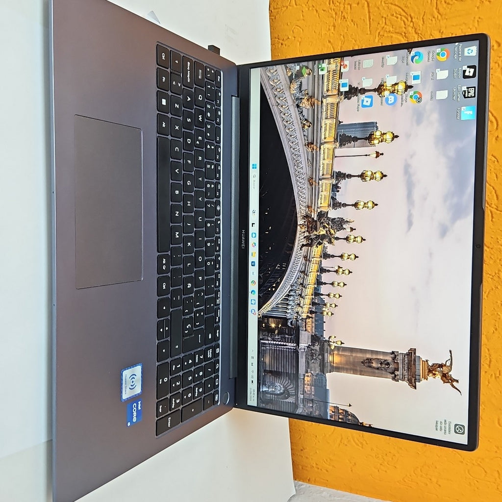 LAPTOP HUAWEI MATEBOOK D16 MCLG-X (2024) 1 TB SSD 16 GB RAM (SEMINUEVO)