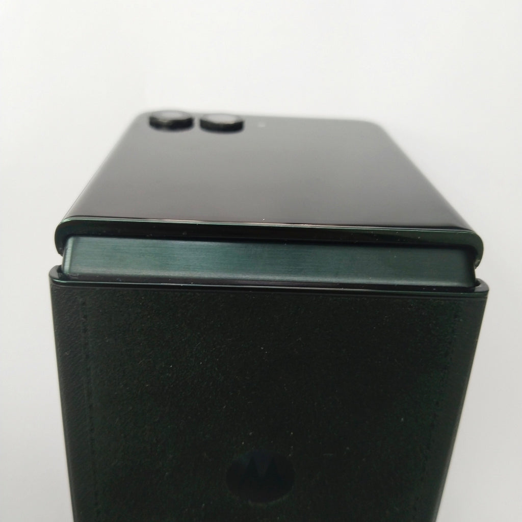 CELULAR MOTOROLA MOTO RAZR 60 ULTRA XT2551-6 (2025) 1 TB 16 GB RAM (SEMINUEVO)