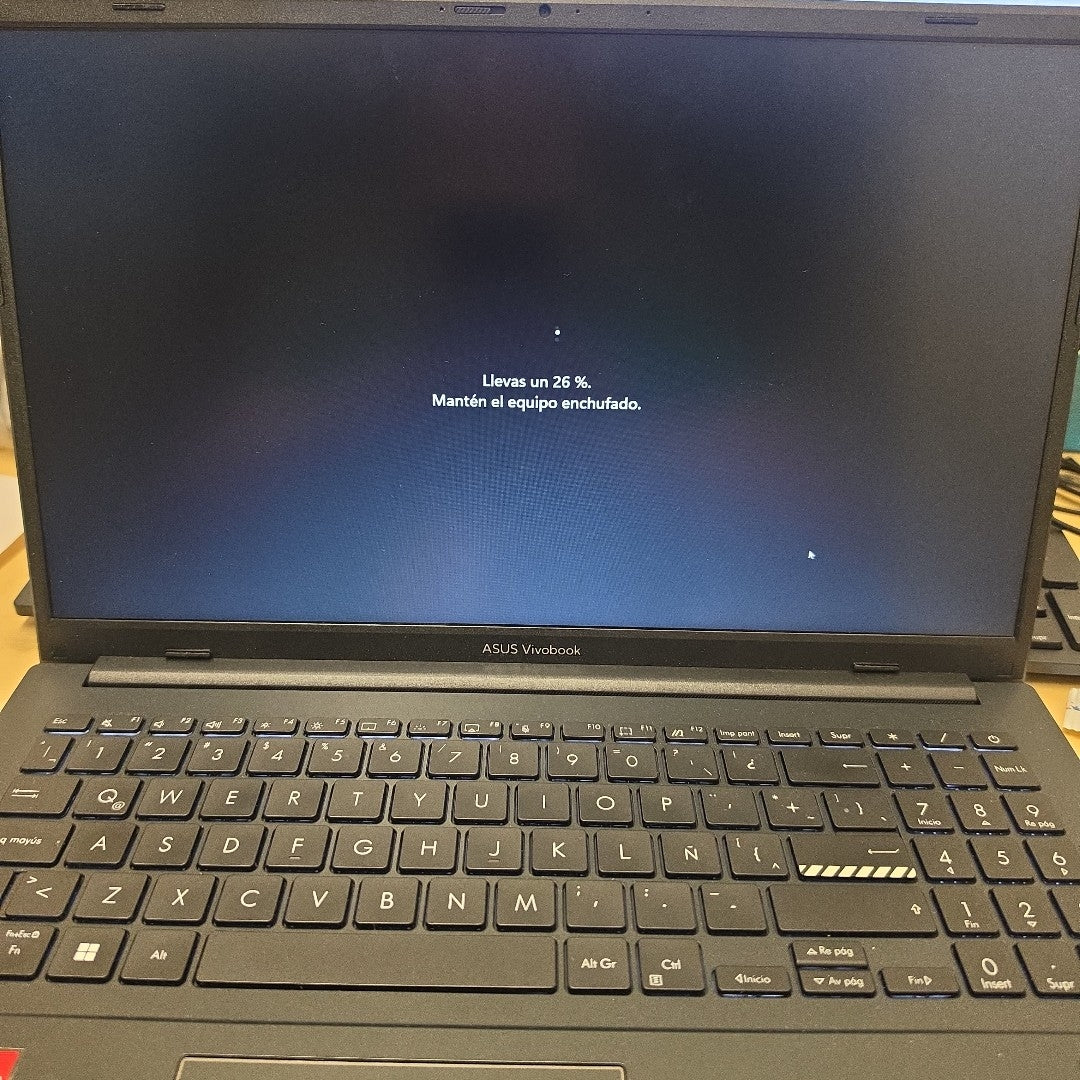 LAPTOP ASUS VIVOBOOK GO 15 E1504FA-NJ1561W (2025) 1 TB SSD 8 GB RAM (SEMINUEVO)