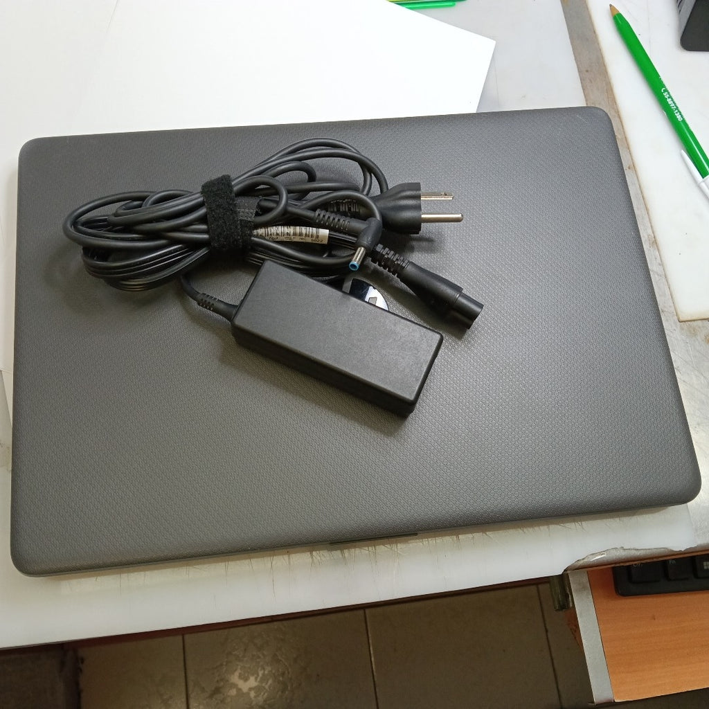 LAPTOP HP 245 G9 (2023) 256 GB SSD 8 GB RAM (SEMINUEVO)