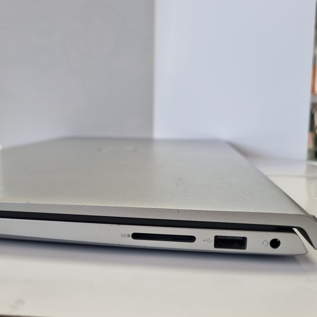 LAPTOP DELL INSPIRON 15 3520 (2024) 512 GB SSD 16 GB RAM (SEMINUEVO)