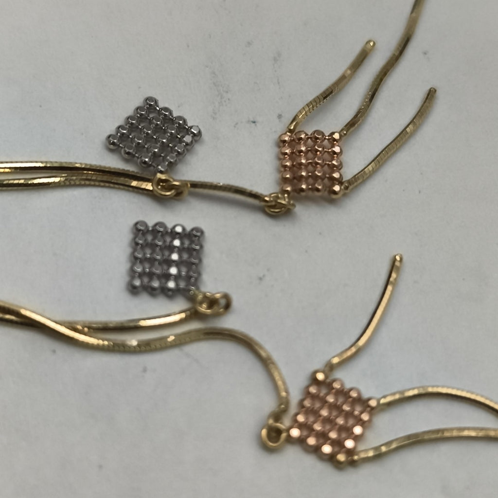 ARETES PAR ORO COMBINADO 14 K 1.4 GRMS (SEMINUEVO)