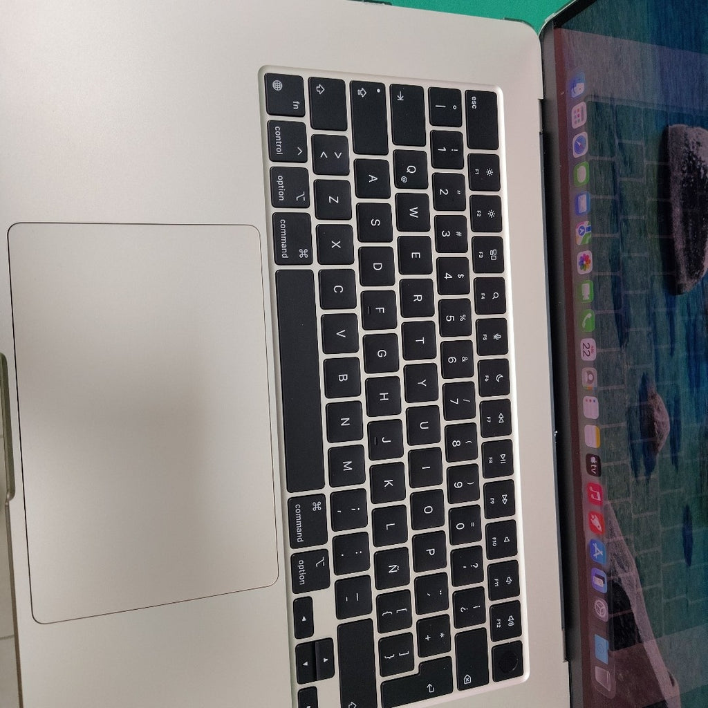 LAPTOP APPLE MACBOOK AIR 15"2024 4.5 A3114 256 GB SSD 8 GB RAM (SEMINUEVO)
