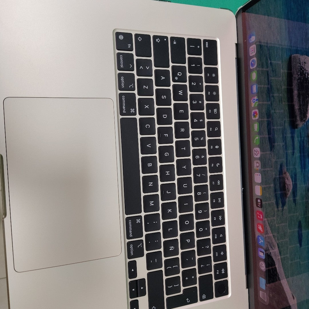 LAPTOP APPLE MACBOOK AIR 15"2024 4.5 A3114 256 GB SSD 8 GB RAM (SEMINUEVO)