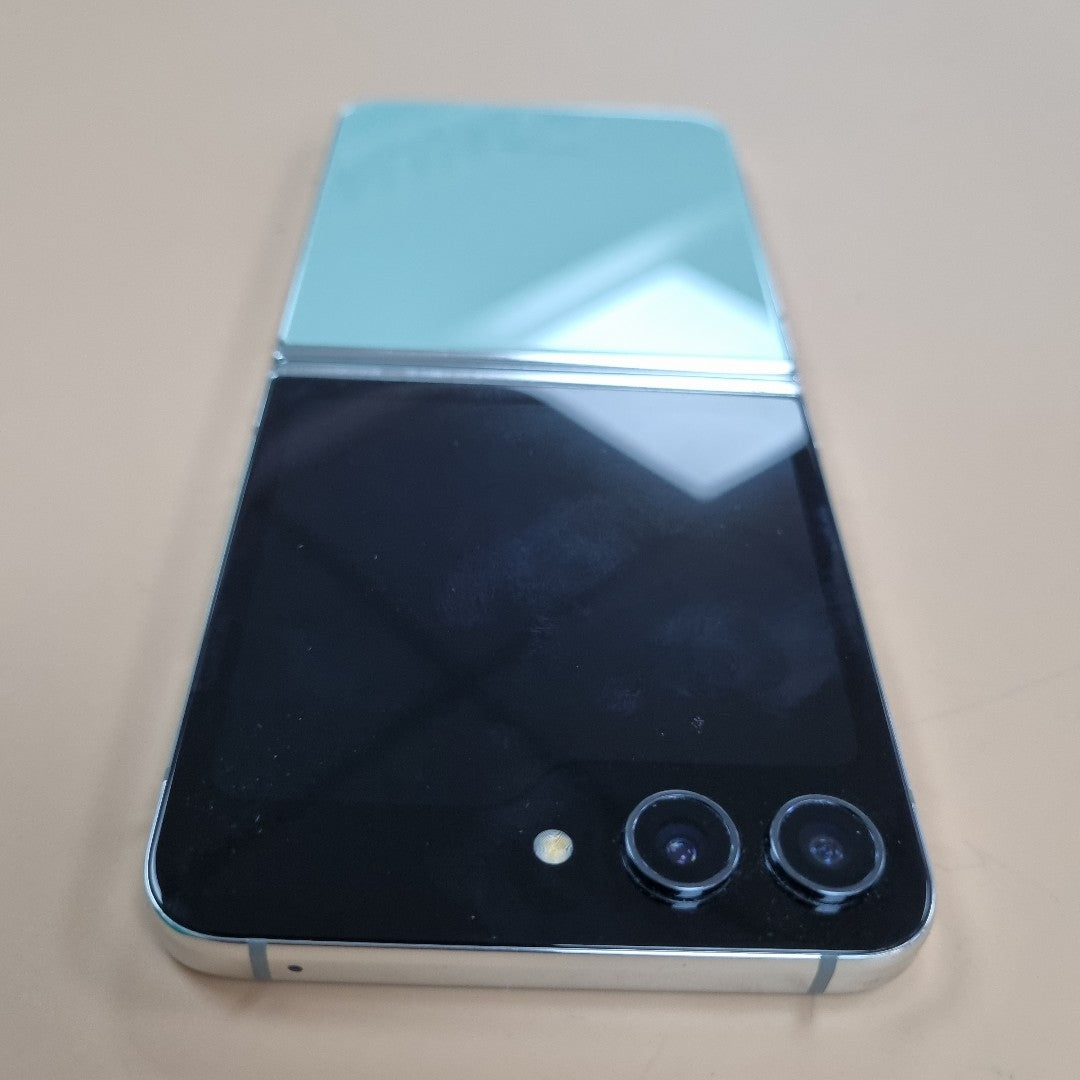 CELULAR SAMSUNG GALAXY Z FLIP 5 SM-F731U1 (2023) 256 GB 8 GB RAM (SEMINUEVO)