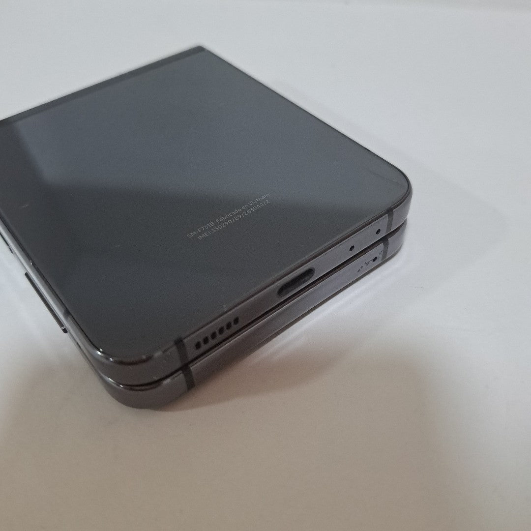 CELULAR SAMSUNG GALAXY Z FLIP 5 SM-F731B (2023) 256 GB 8 GB RAM (SEMINUEVO)