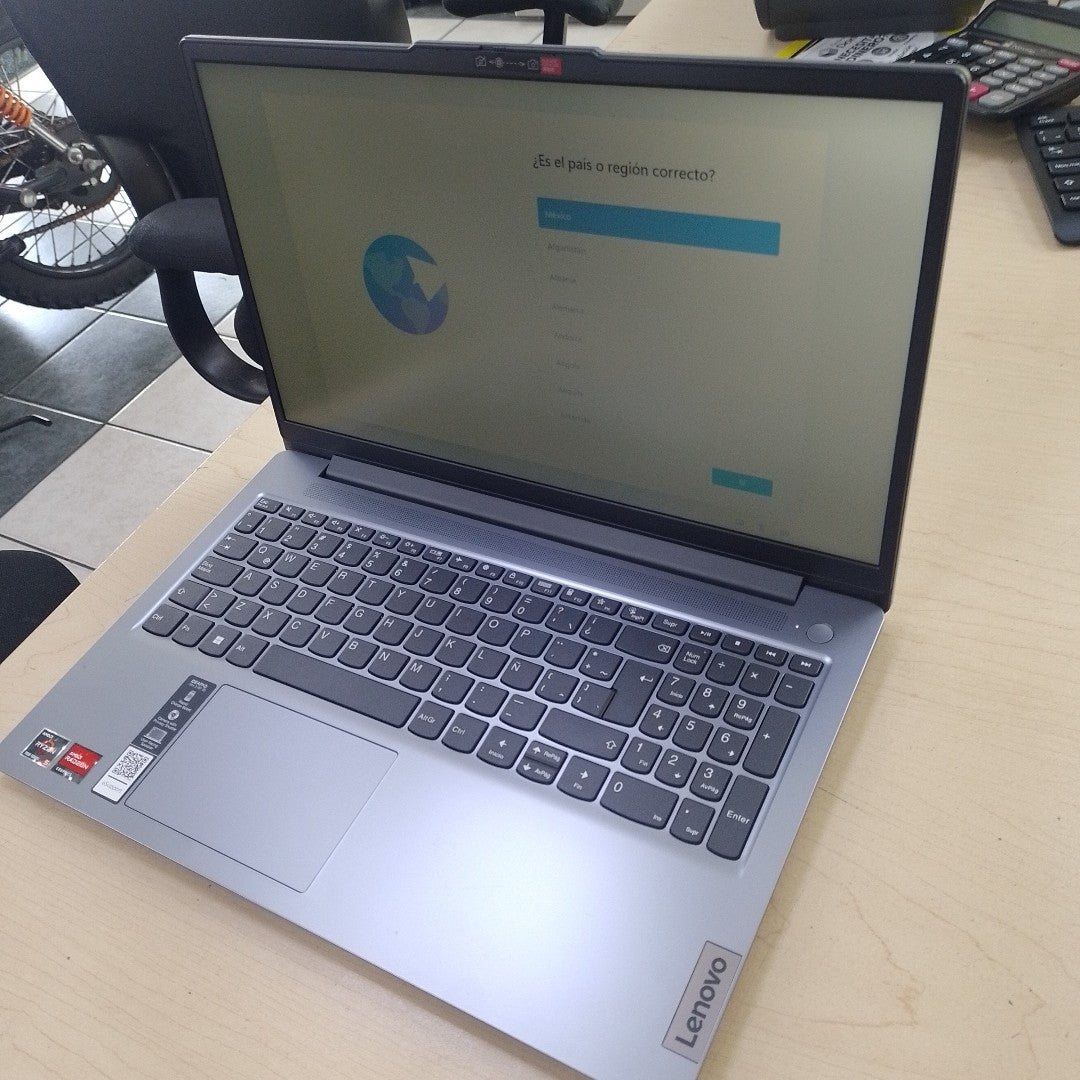 LAPTOP LENOVO IDEAPAD SLIM 3 15AMN8 (2026) 512 GB SSD 8 GB RAM (SEMINUEVO)