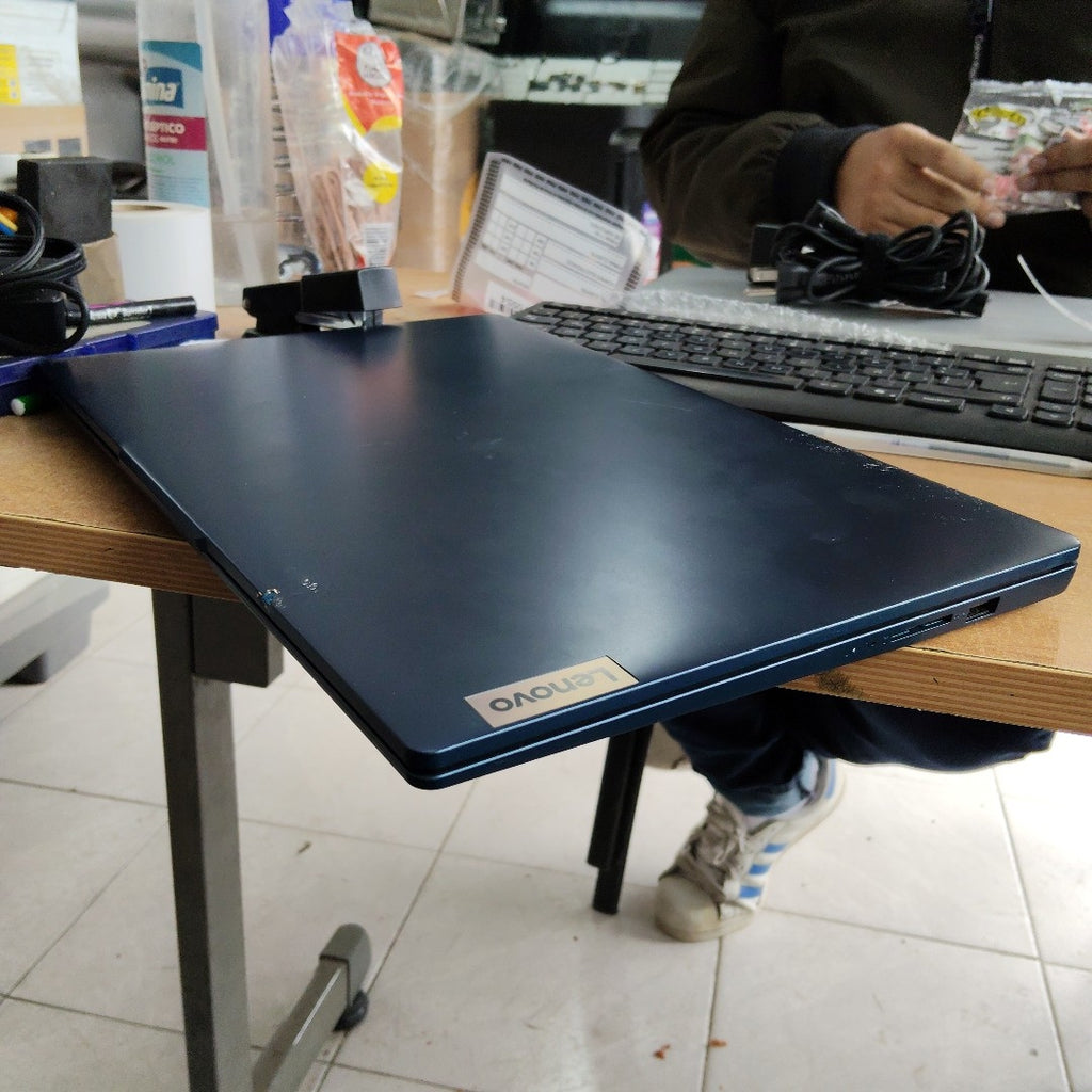 LAPTOP LENOVO IDEAPAD SLIM 3 15IAN8 (2024) 256 GB SSD 8 GB RAM (SEMINUEVO)