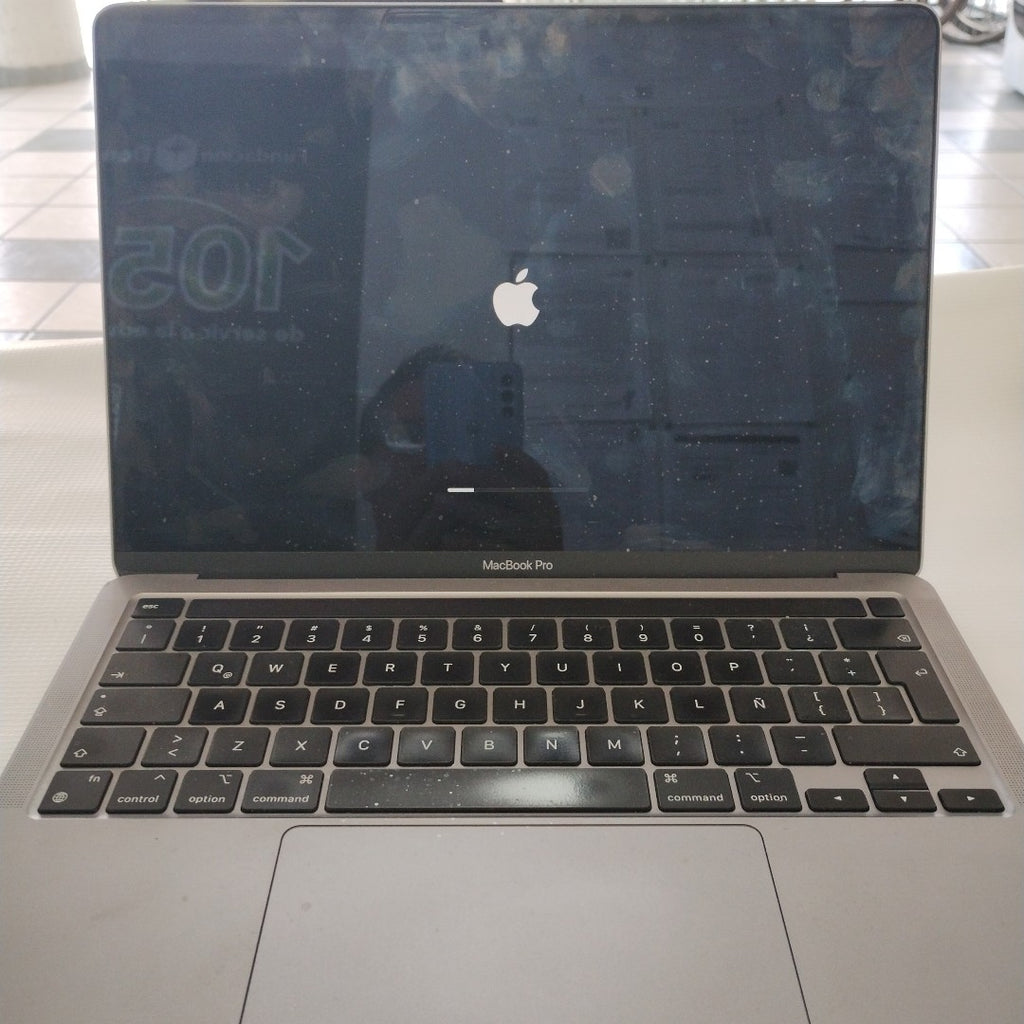 LAPTOP APPLE MACBOOK PRO 13" 2022 3.49 A2338 256 GB SSD 8 GB RAM (SEMINUEVO)