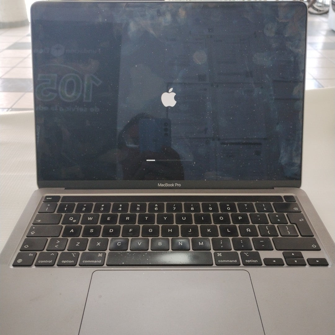 LAPTOP APPLE MACBOOK PRO 13" 2022 3.49 A2338 256 GB SSD 8 GB RAM (SEMINUEVO)