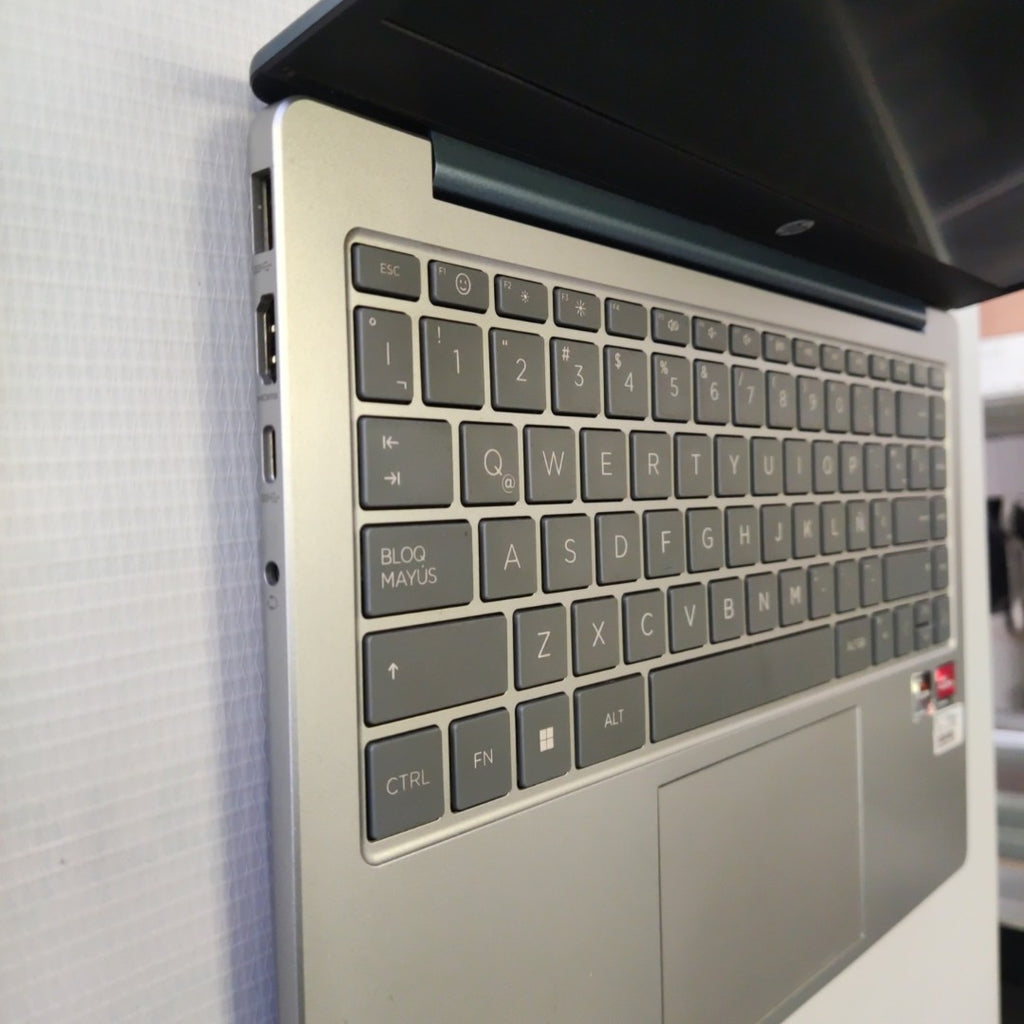 LAPTOP HP 14-EM0001LA (2023) 256 GB SSD 8 GB RAM (SEMINUEVO)