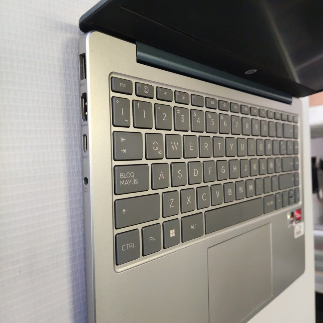 LAPTOP HP 14-EM0001LA (2023) 256 GB SSD 8 GB RAM (SEMINUEVO)