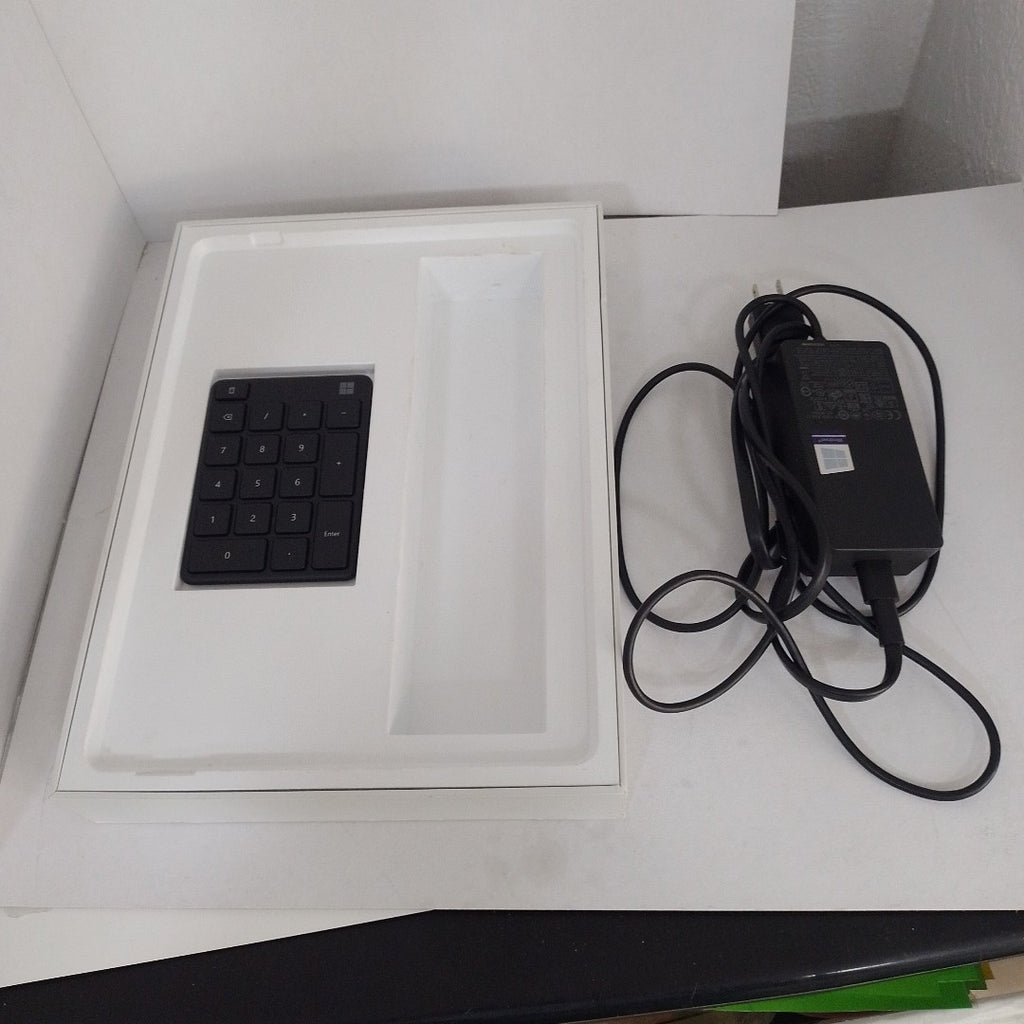 TABLETA MICROSOFT SURFACE PRO X 1876 256 GB SSD 8 GB RAM (SEMINUEVO)