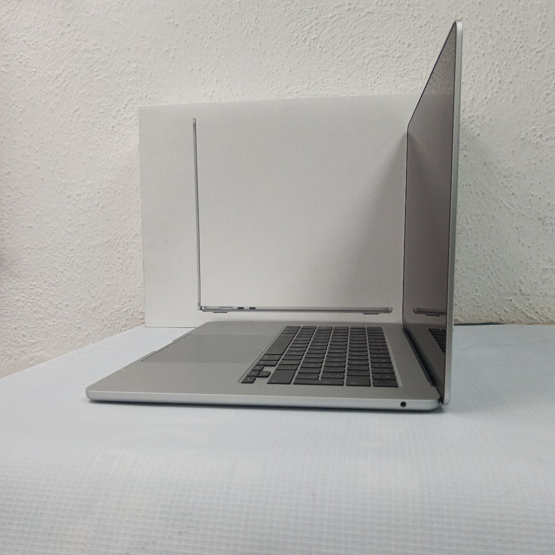 LAPTOP APPLE MACBOOK AIR 15" 2023 3.49 A2941 8 CPU/10 GPU 256 GB SSD 8 GB RAM (SEMINUEVO)