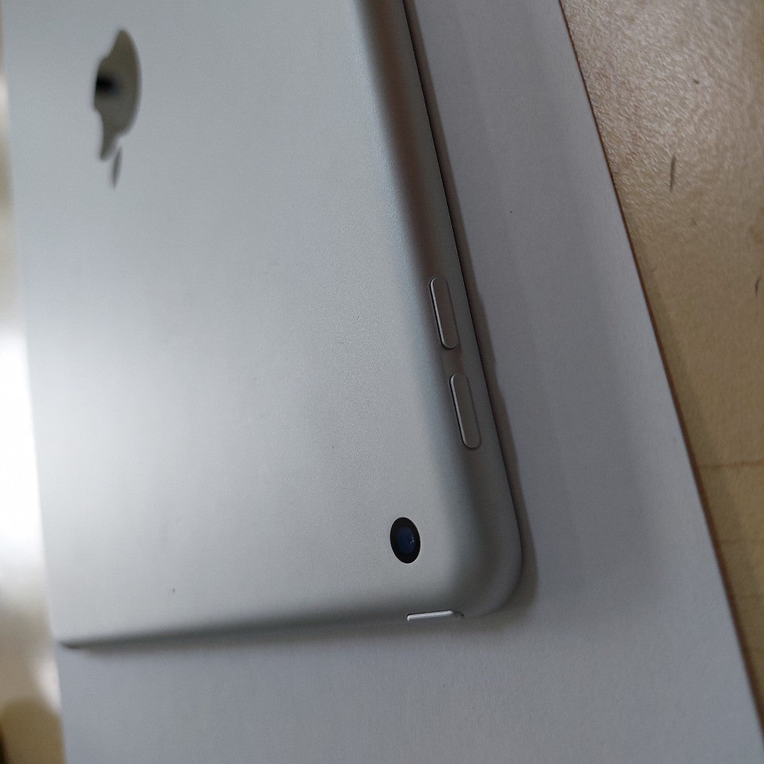 TABLETA APPLE IPAD 9 A2602 64 GB 3 GB RAM (SEMINUEVO)