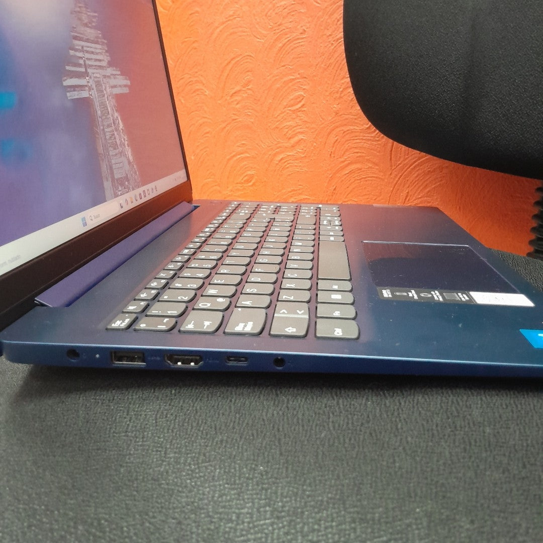 LAPTOP LENOVO IDEAPAD SLIM 3 15IAN8 (2025) 256 GB SSD 8 GB RAM (SEMINUEVO)