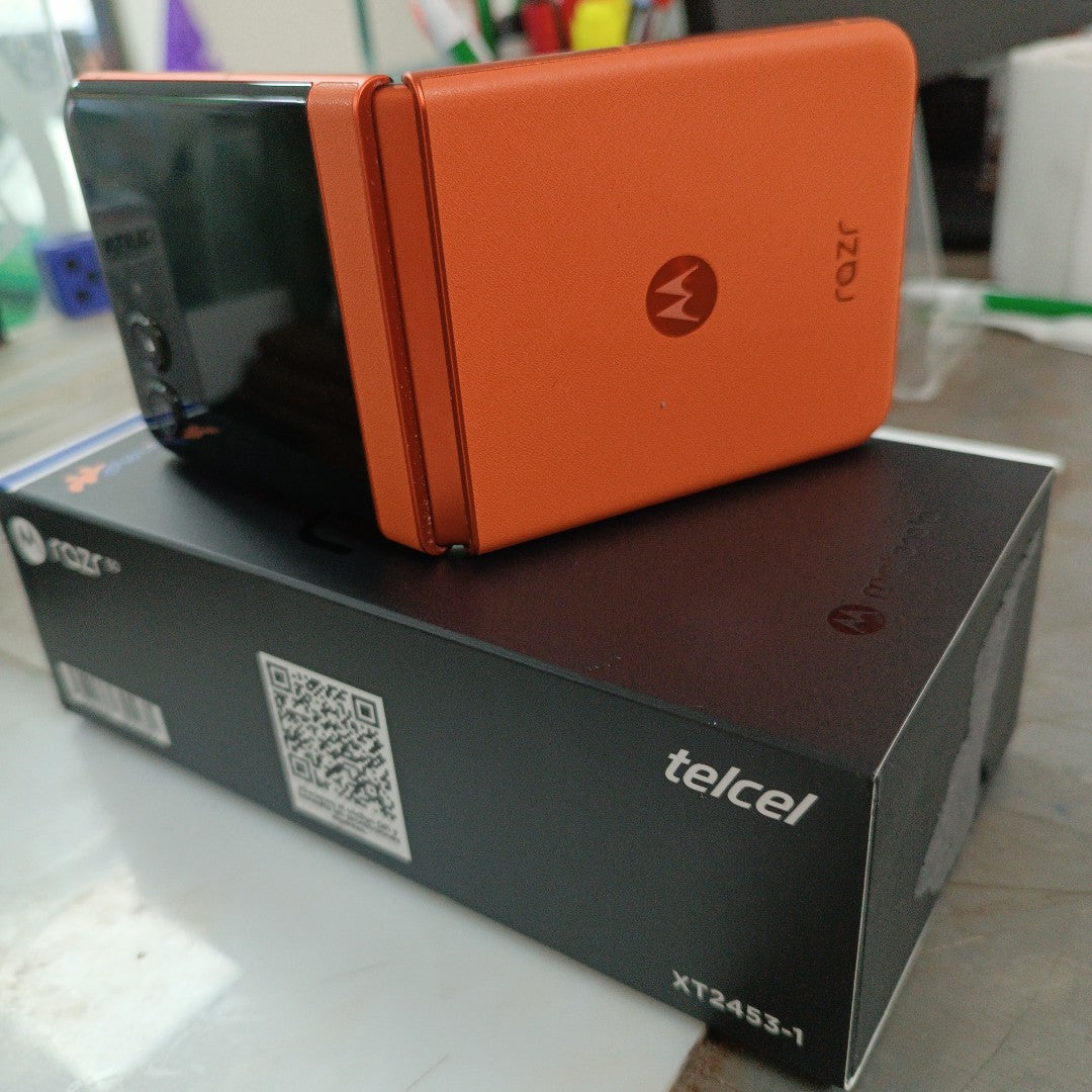 CELULAR MOTOROLA RAZR 50 5G XT2453-1 512 GB 12 GB RAM (SEMINUEVO)