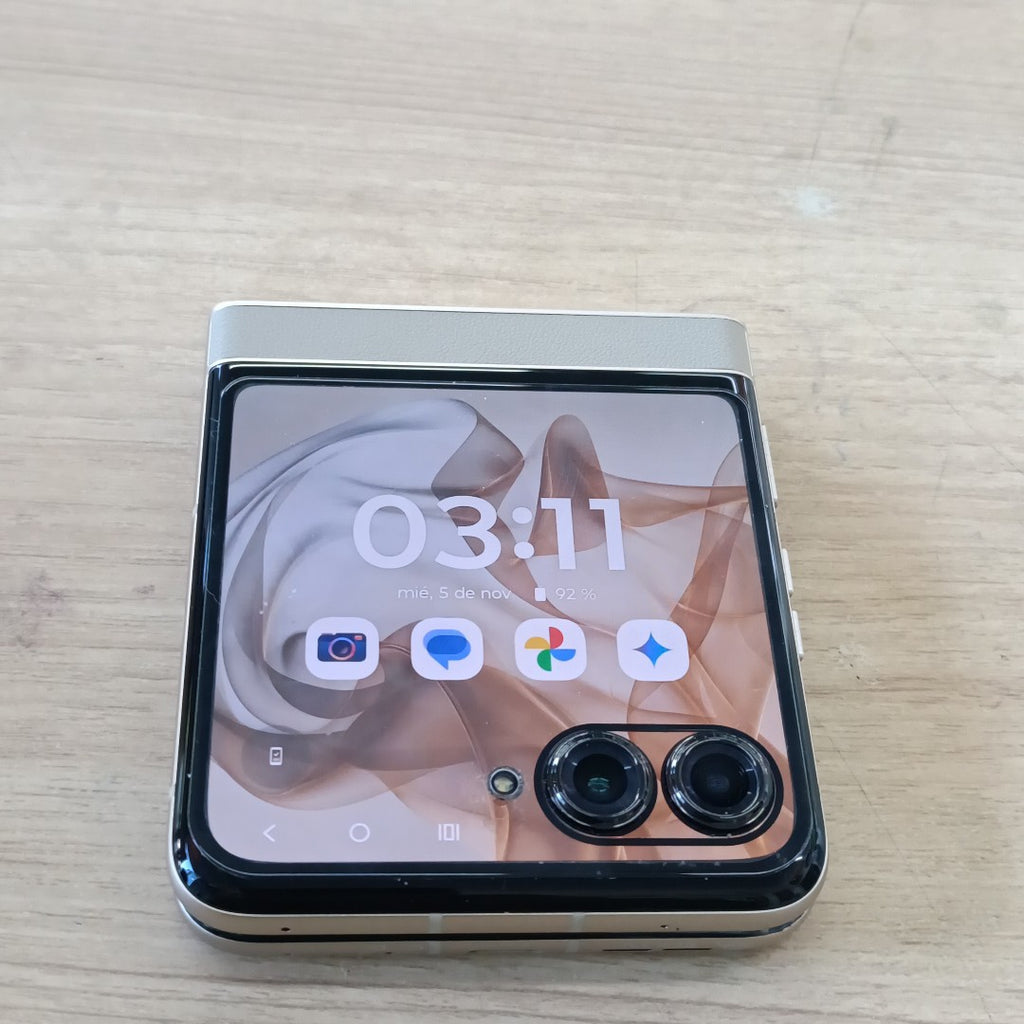 CELULAR MOTOROLA RAZR 50 5G XT2453-1 512 GB 12 GB RAM (SEMINUEVO)