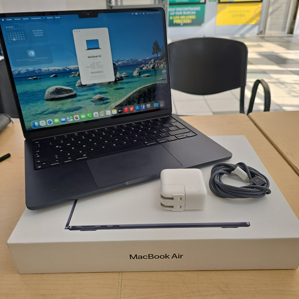 LAPTOP APPLE MACBOOK AIR 13" 2022 3.49 A2681 (8 CPU/8 GPU) 256 GB SSD 16 GB RAM (SEMINUEVO)