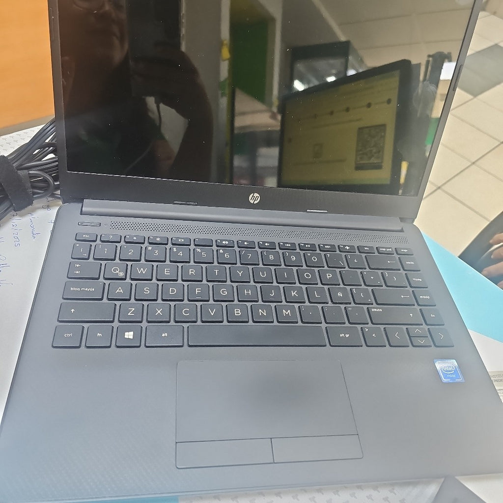 LAPTOP HP 14-CF2542LA (2022) 256 GB SSD 8 GB RAM (SEMINUEVO)