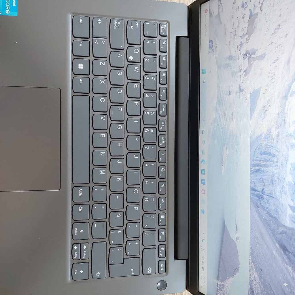 LAPTOP LENOVO V14 G4 IRU (2025) 256 GB SSD 16 GB RAM (SEMINUEVO)