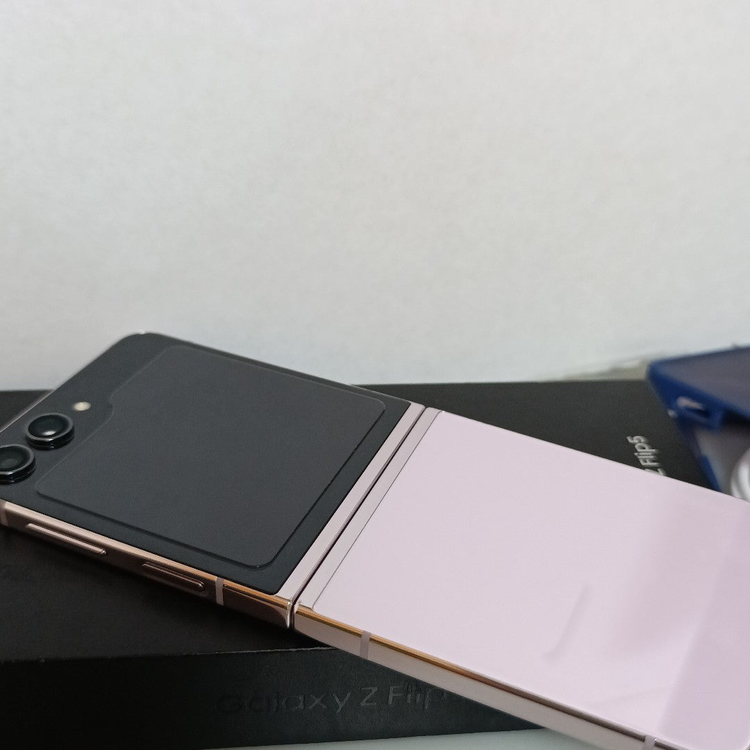 CELULAR SAMSUNG GALAXY Z FLIP 5 SM-F731B (2023) 256 GB 8 GB RAM (SEMINUEVO)