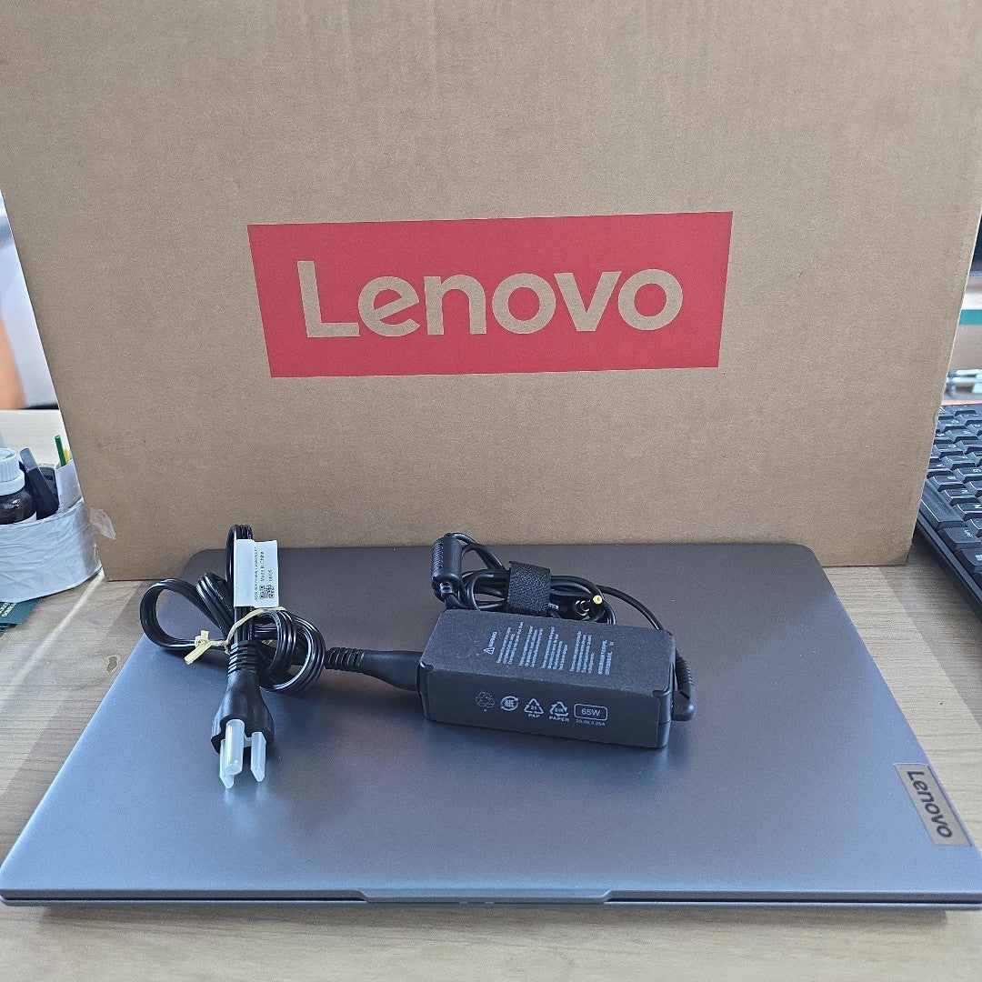 LAPTOP LENOVO IDEAPAD SLIM 3 15IRU8 (2025) 512 GB SSD 8 GB RAM (SEMINUEVO)