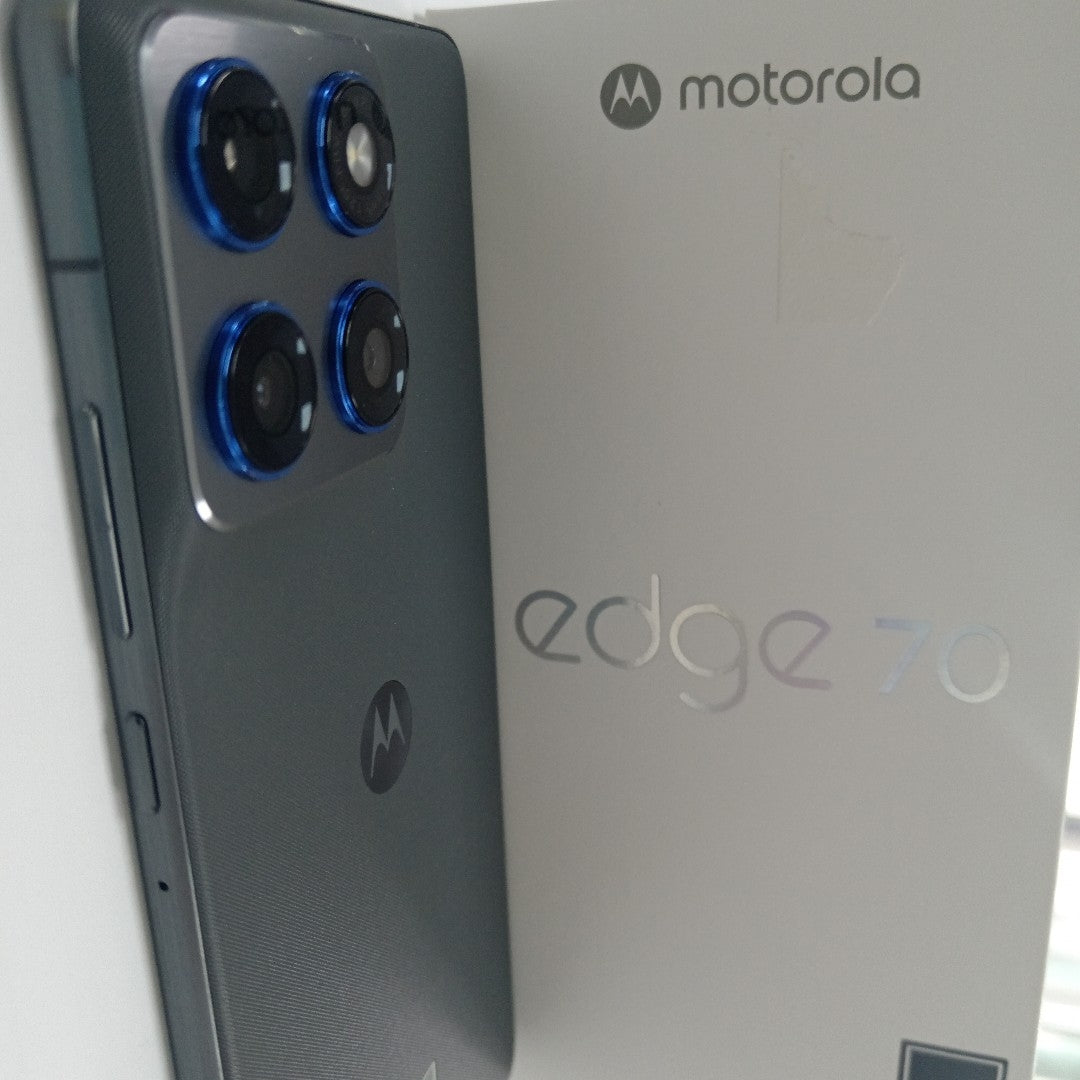 CELULAR MOTOROLA EDGE 70 XT2601-3 (2025) 512 GB 12 GB RAM (SEMINUEVO)