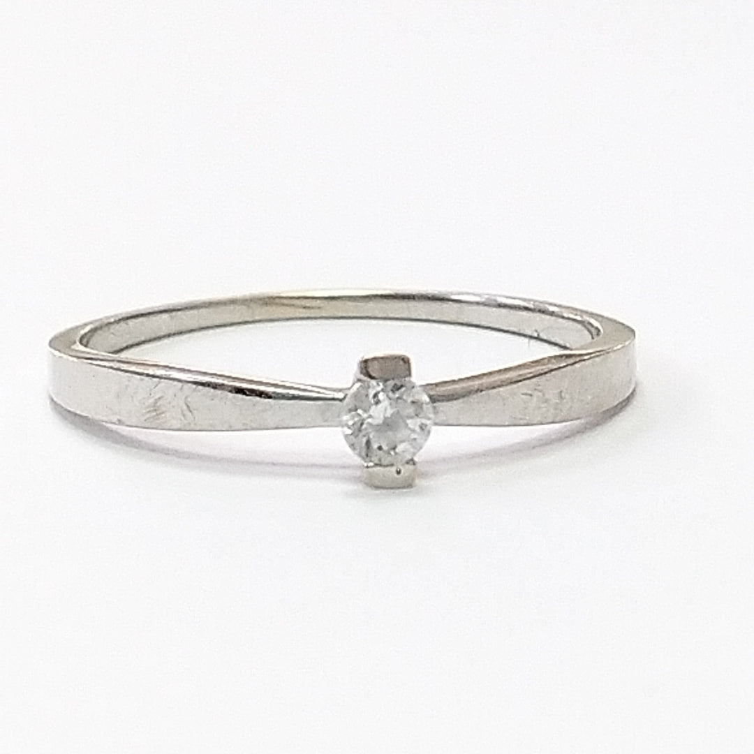 ANILLITO, SOLITARIO ORO BLANCO 14 K 1.1 GRMS (SEMINUEVO)
