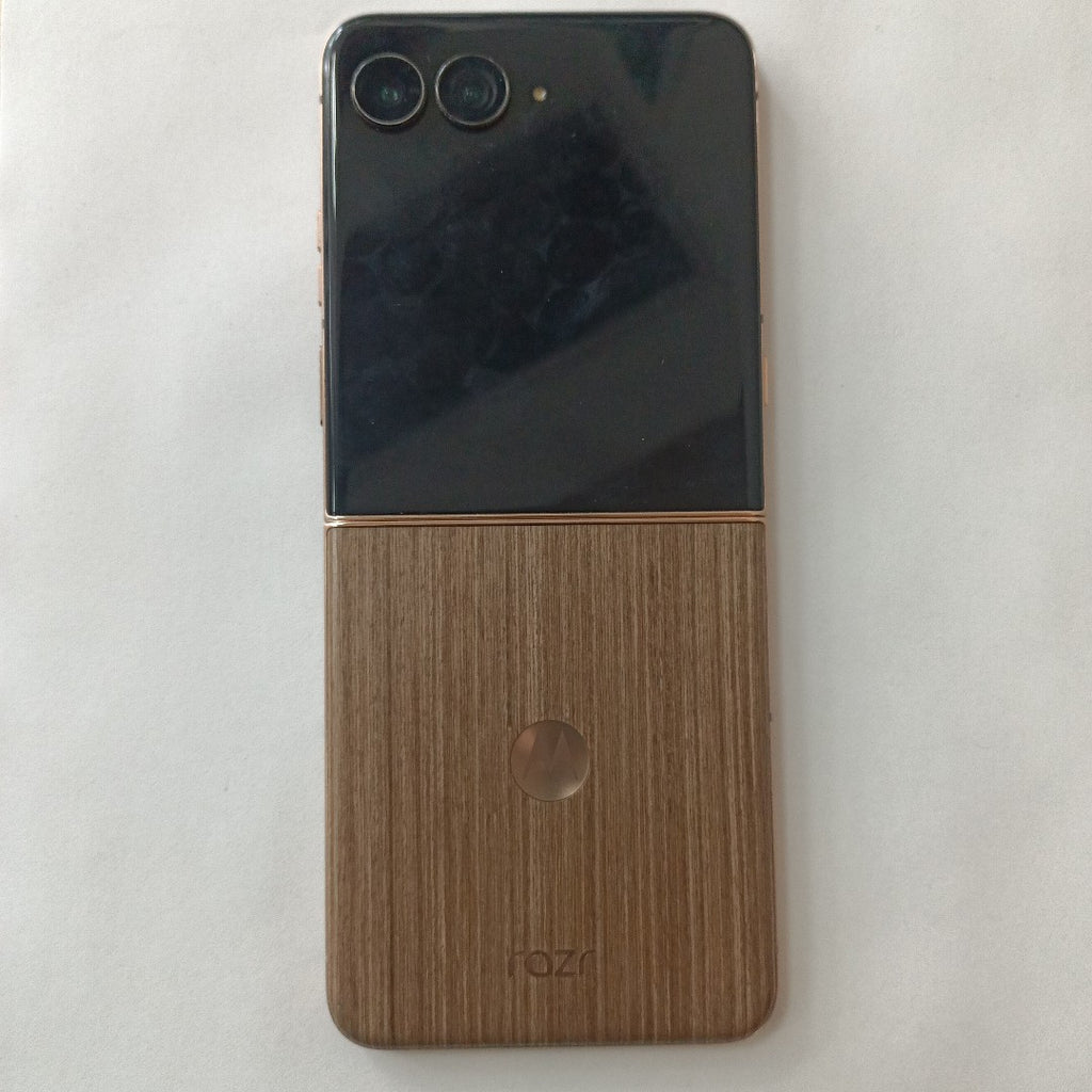 CELULAR MOTOROLA RAZR 60 ULTRA XT2551-6 (2025) 1 TB 16 GB RAM (SEMINUEVO)